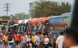Người dân mệt mỏi đợi xe về quê trong dịp nghỉ lễ